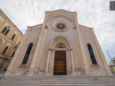 Qui, all�incrocio con via Martiri d�Otranto, si erge la struttura, che si presenta al visitatore con la graziosa facciata neoromanica della sua chiesa costruita nel 1935 su progetto dell�architetto Alberto Casale de Bustis y Figoroa